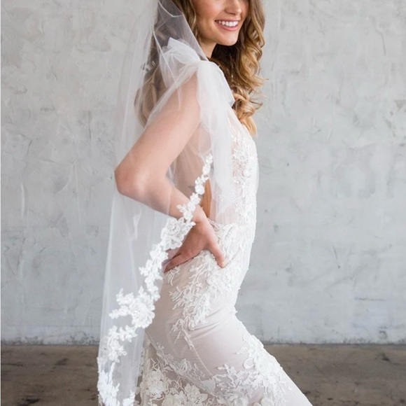 BRIDES AND HAIRPINS
Floral Lace Tulle Fingertip Veil Ivory Retail $235 NIB - Picture 4 of 15